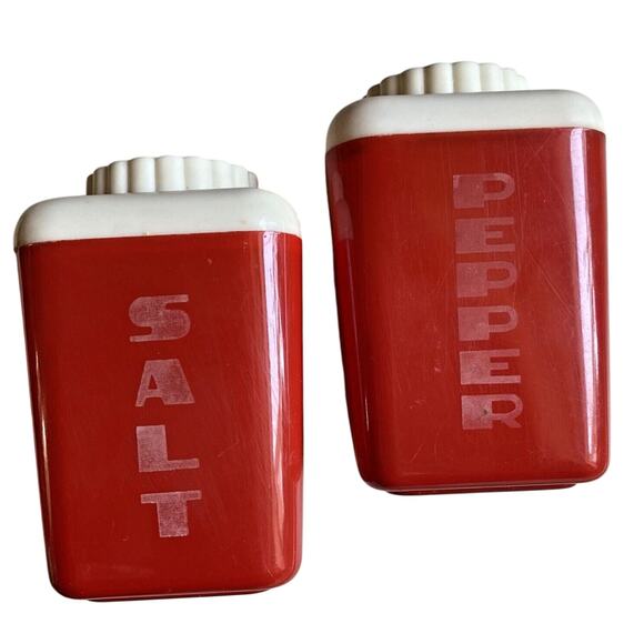 Vintage 1940's Red & White Plastic Salt & Pepper Shakers LUSTRO WARE Kitchen Set - Picture 3 of 9